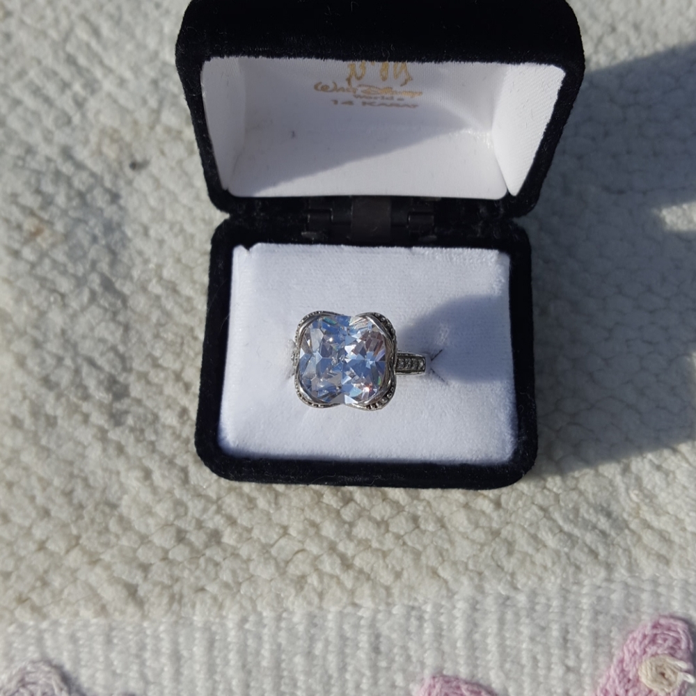 Halo 925 silver cubic zirconia ring